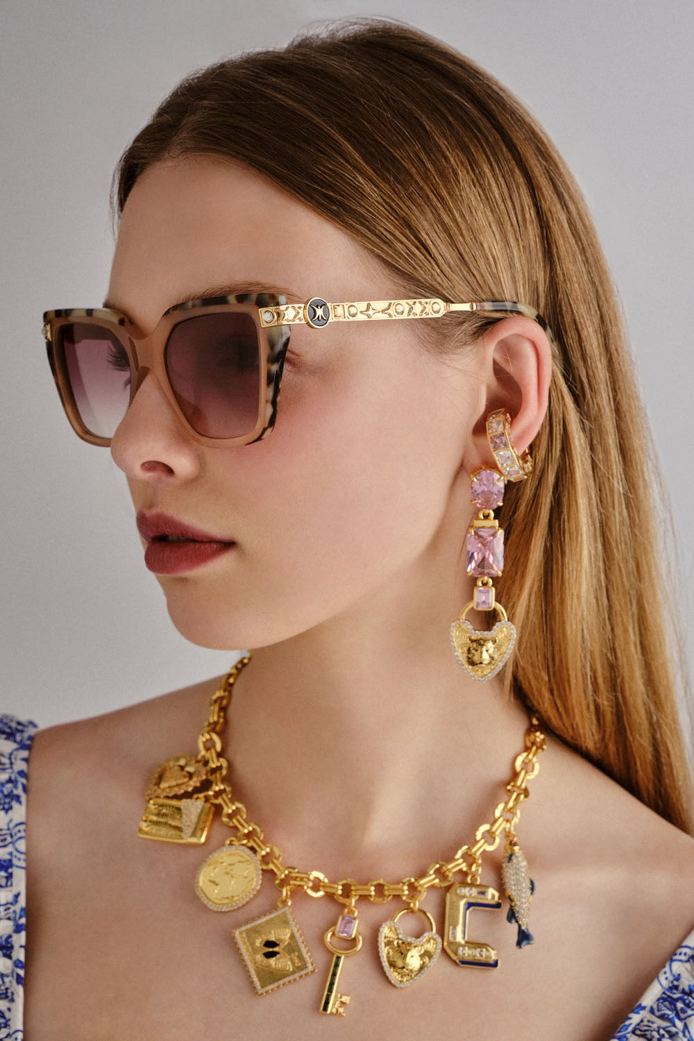 HERE COMES TROUBLE SUNGLASSES MILKY TAN / NATURAL TORT