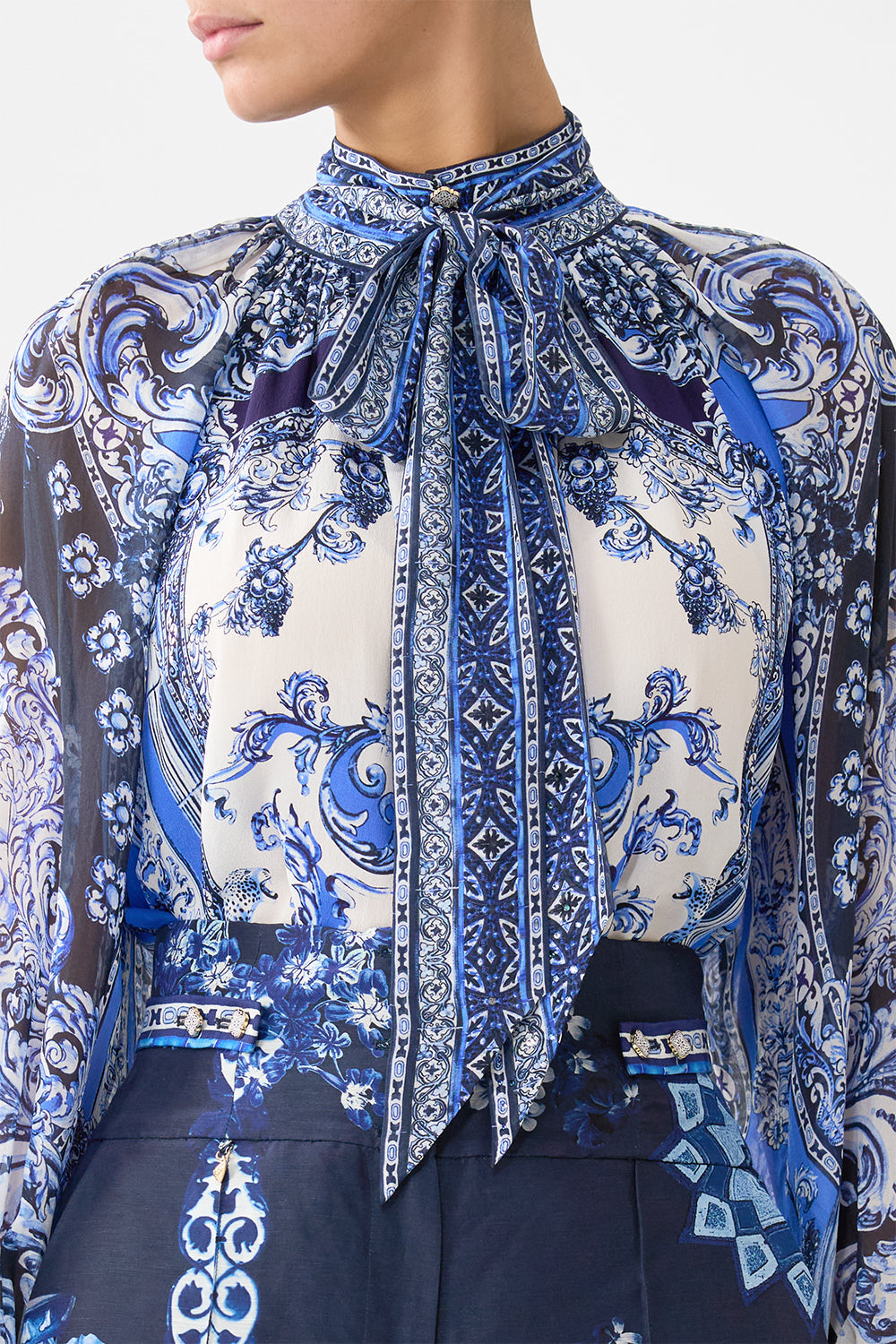 DETACHABLE PUSSY BOW RAGLAN BLOUSE A TILED WONDERLAND