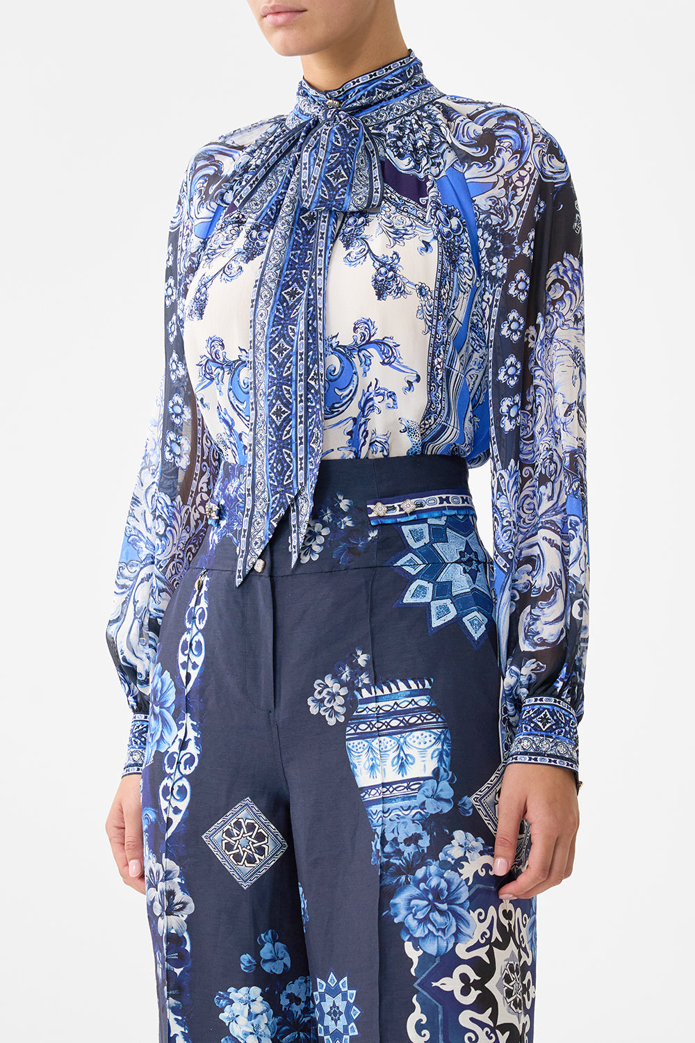 DETACHABLE PUSSY BOW RAGLAN BLOUSE A TILED WONDERLAND