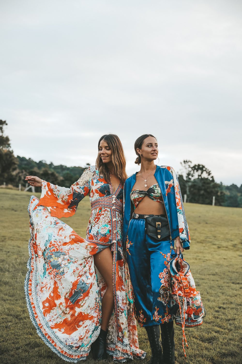 LARGE SQUARE SCARF GEISHA GIRL