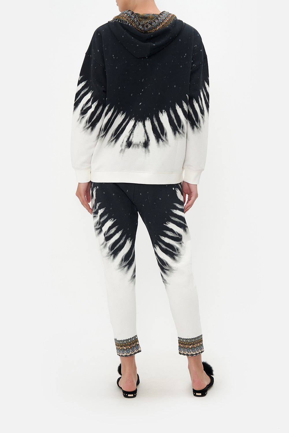 HOODY WITH POCKETS CALL OF THE FALCON