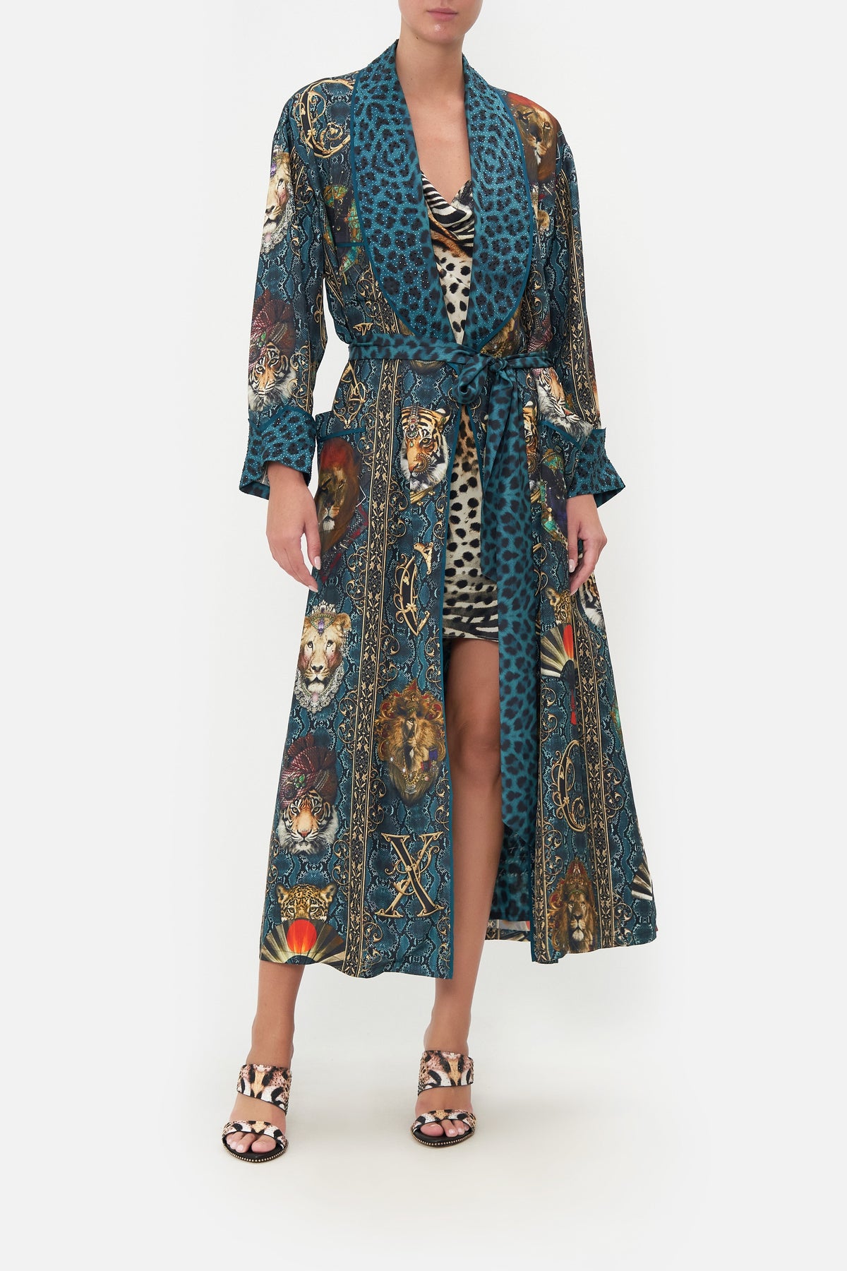 LONG ROBE WITH TIE HEADS WILL ROLL