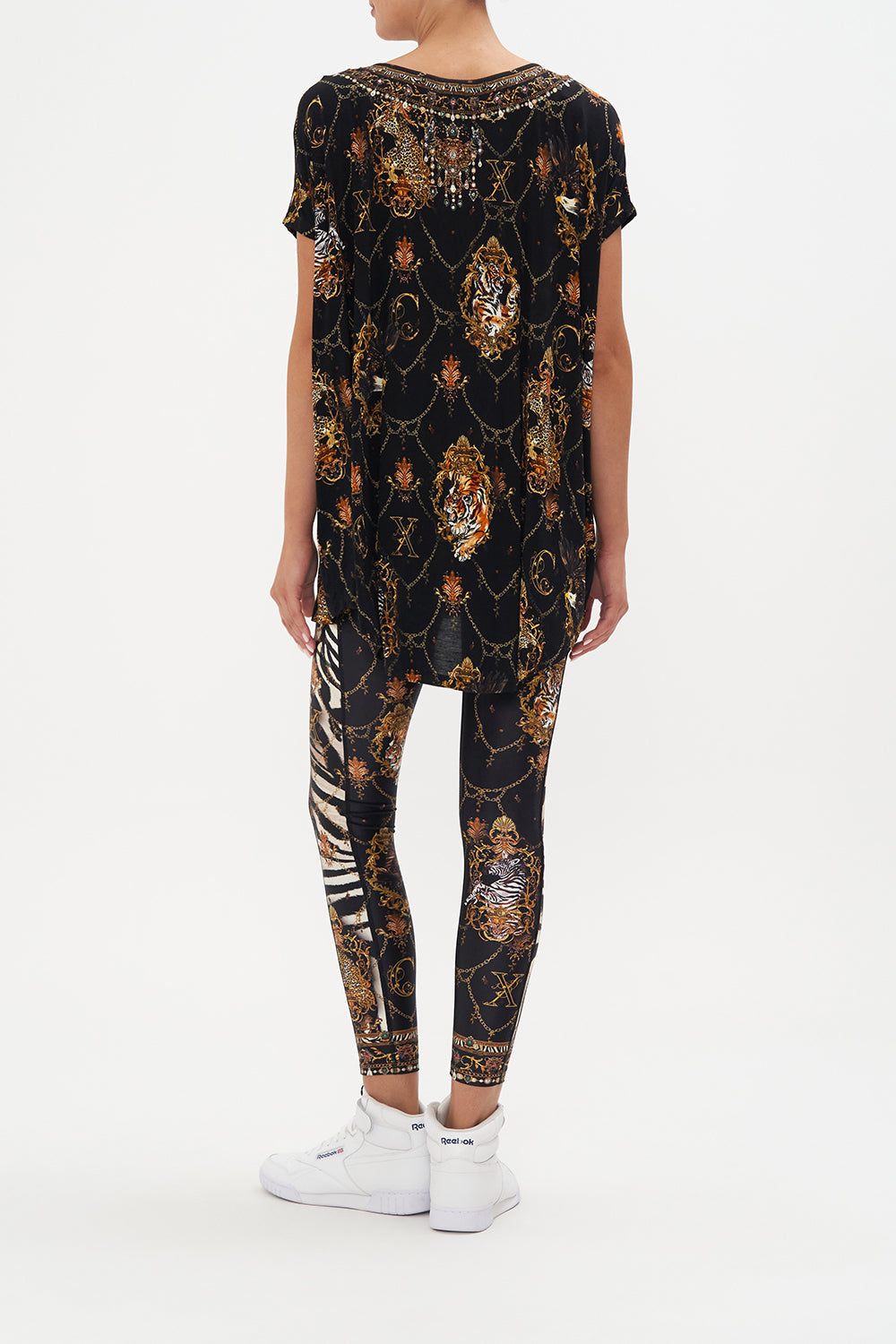 LOOSE FIT TEE KNIGHTS OF JAGGIS TABLE