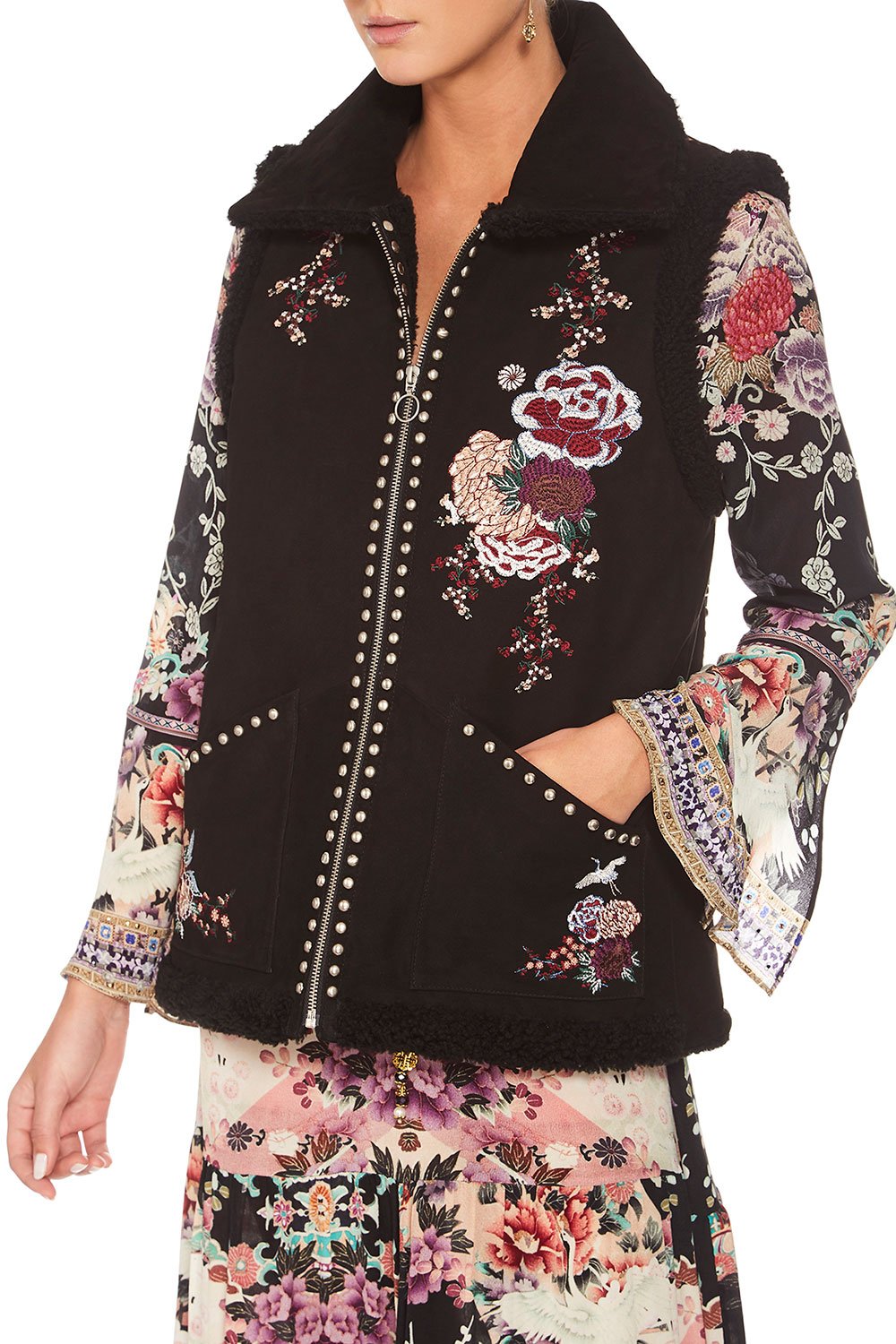 CAMILLA NIGHTS WITH HER SHEARLING WAISTCOAT W POCKETS