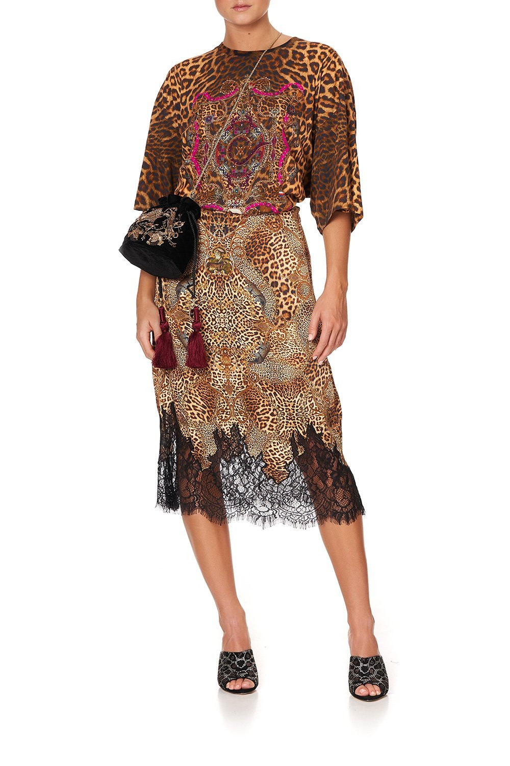 QUILTED VELVET POUCH DINING HALL DARLING