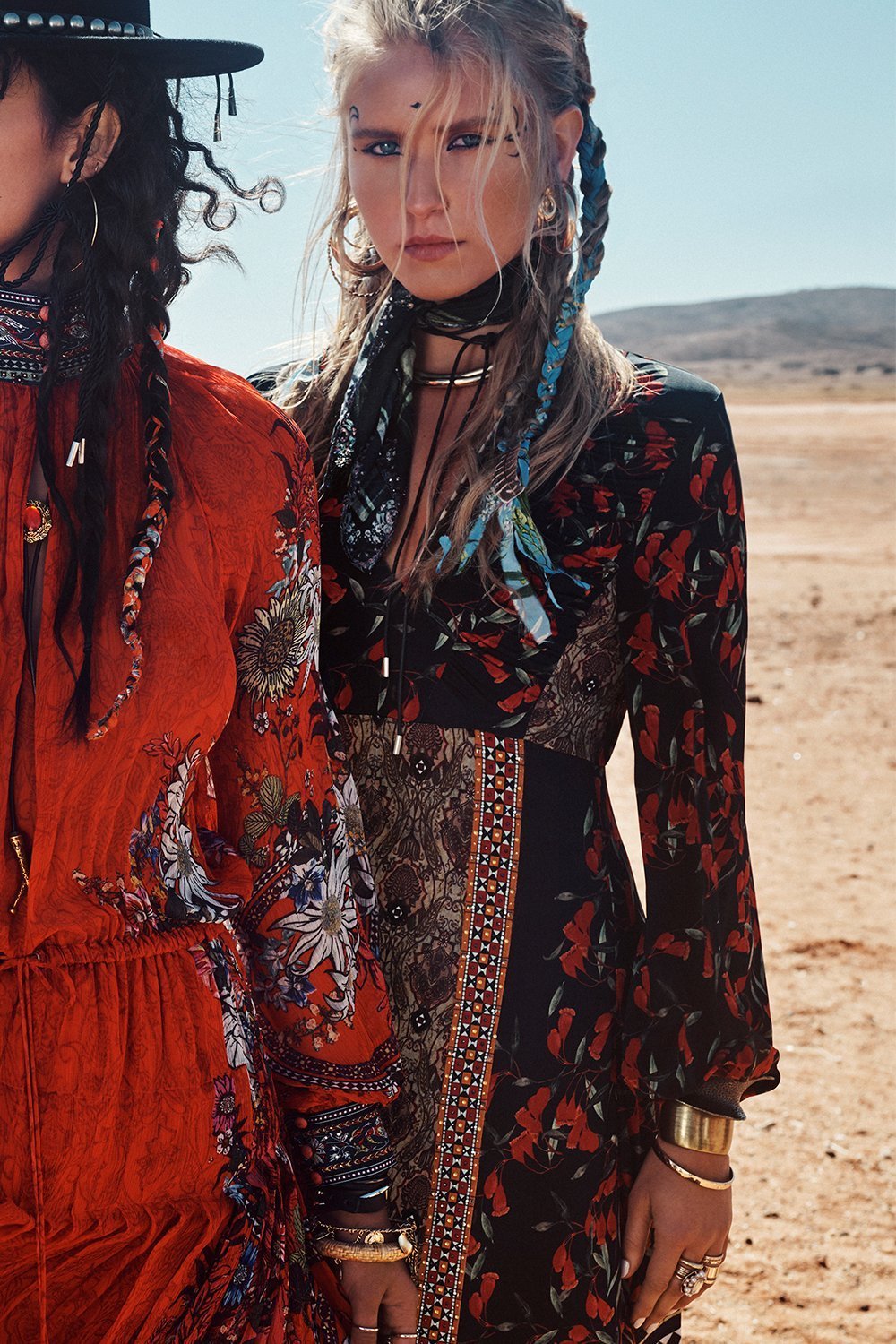 V NECK JERSEY DRESS WITH TUCK DETAIL PAVED IN PAISLEY