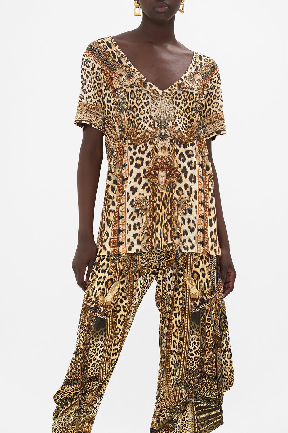 RELAXED V-NECK TEE - ALL OVER PRINT STANDING OVATION