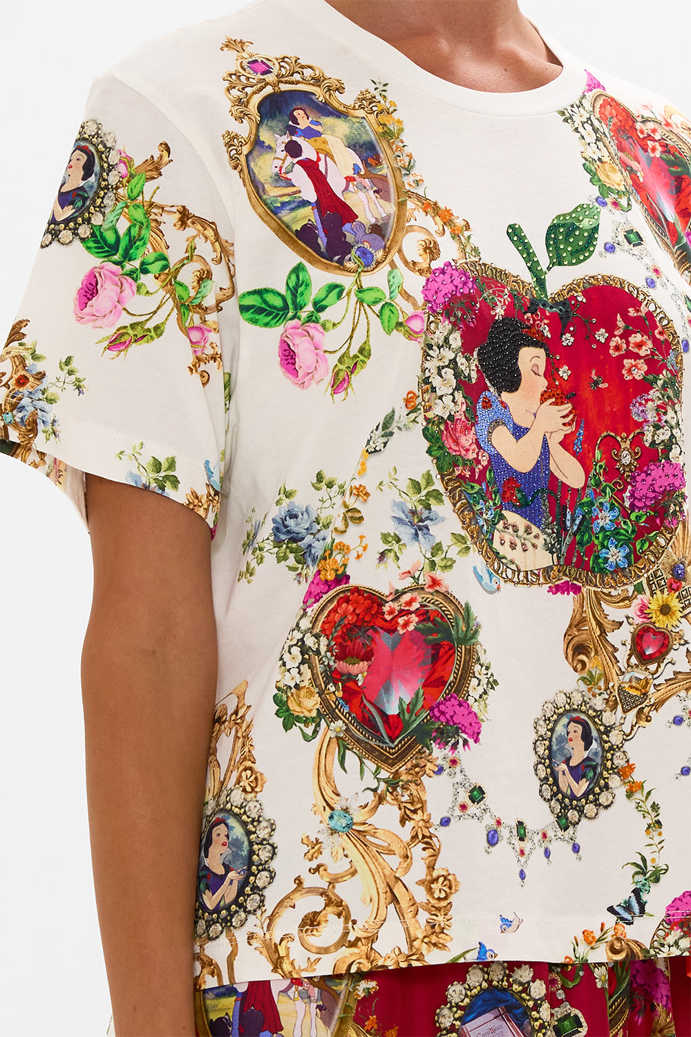 Disney CAMILLA tee in Just One Bite Snow White print