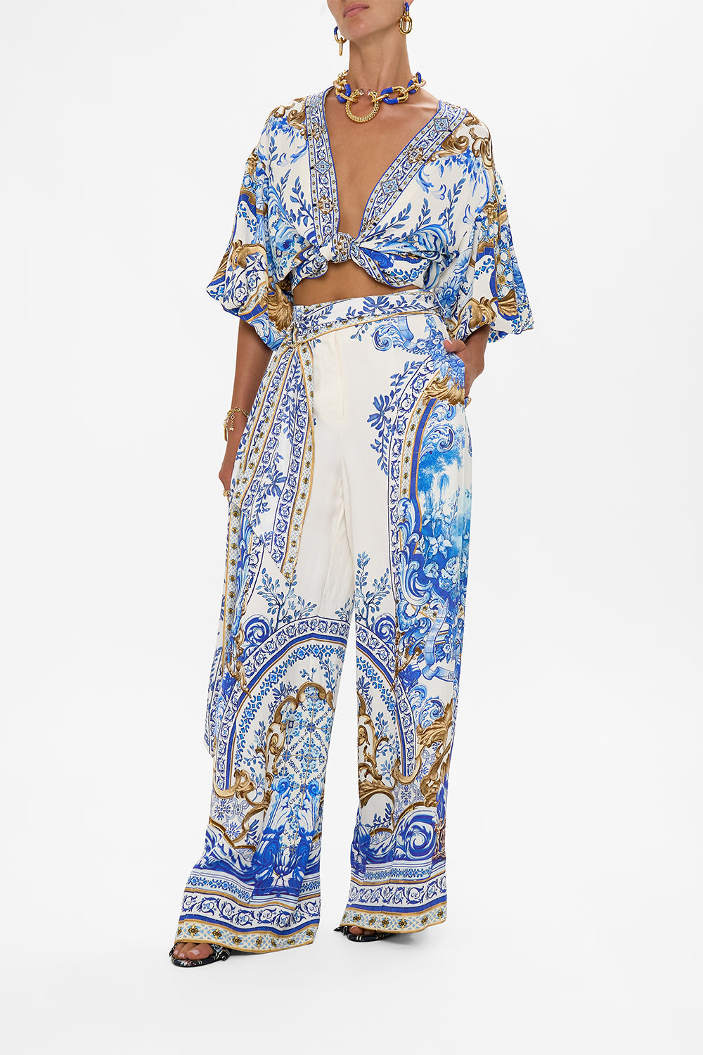 The CAMILLA ROSA BOW SLIDE THE QUEENS QUARTERS in our  print.
