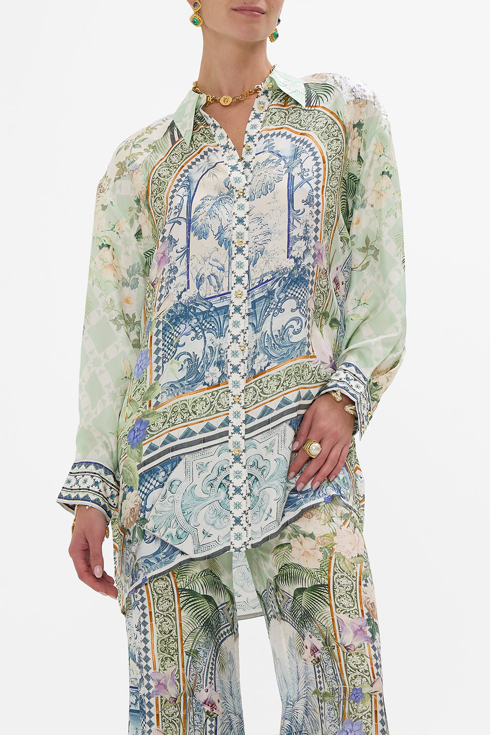 The CAMILLA LONG ROBE WITH NARROW COLLAR AND FEATHERS BASKED IN BAROQUE in our  print.