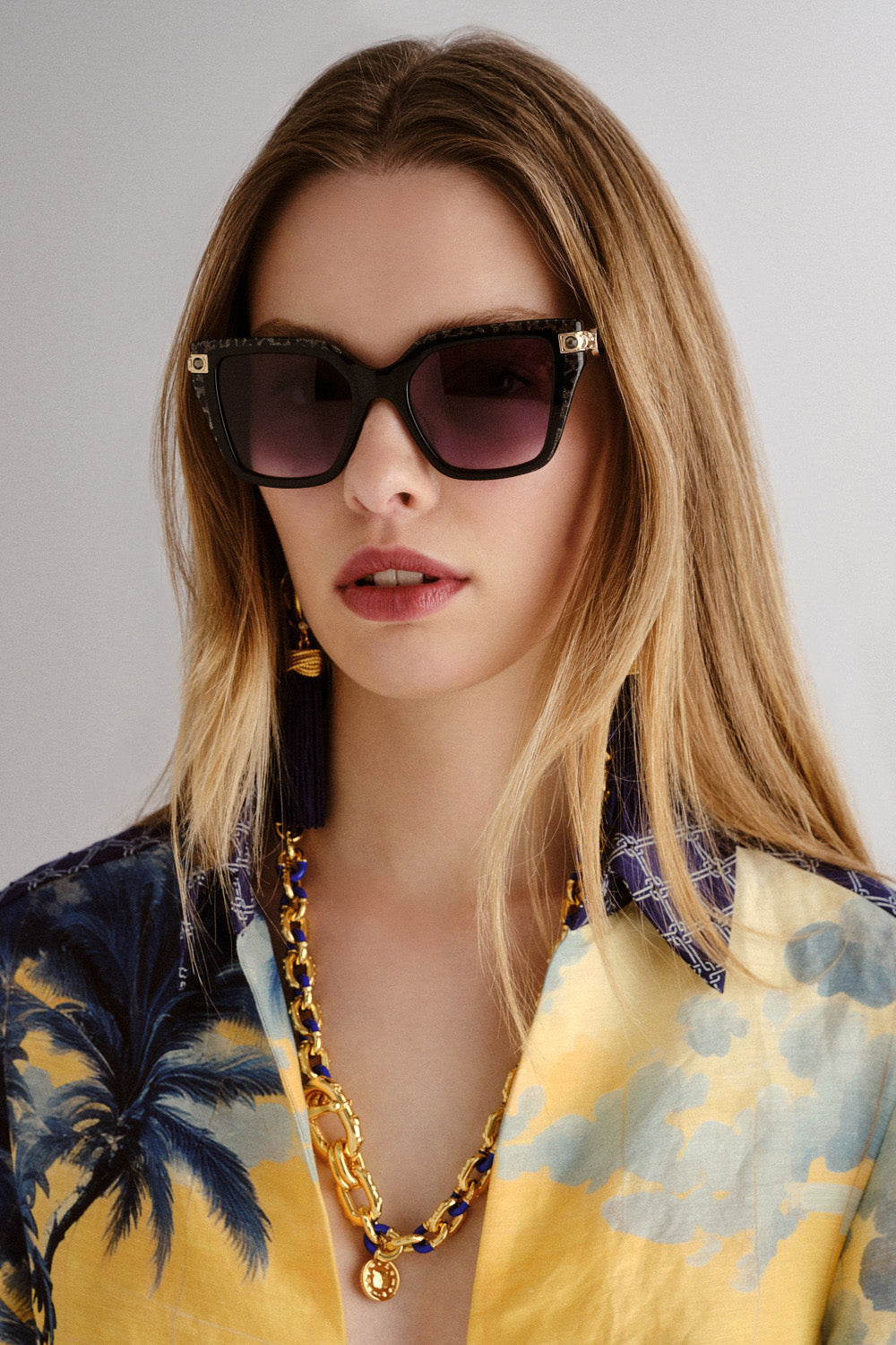 HERE COMES TROUBLE SUNGLASSES BLACK / GOLD LEOPARD GLITTER