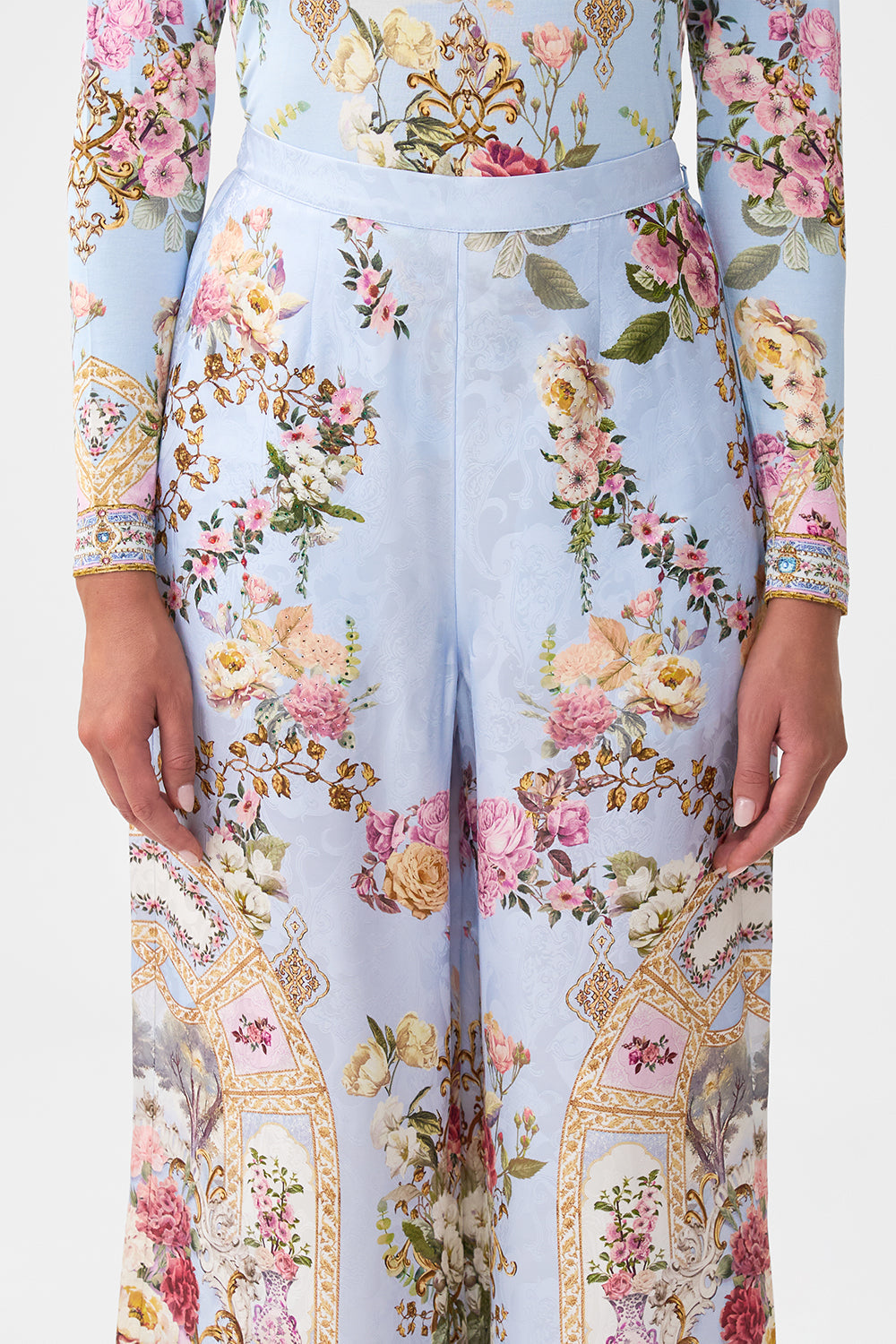 The CAMILLA V NECK BATWING KAFTAN LADY LIONHEART in our LADY LIONHEART print.