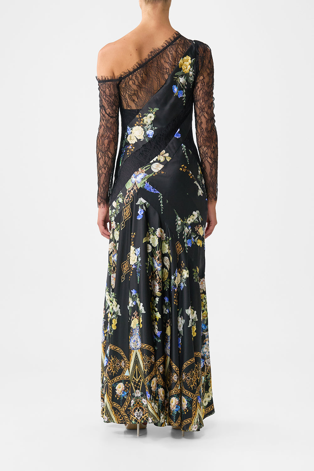 The CAMILLA V-NECK TIE WAIST BLOUSE LADY LIONHEART in our  print.