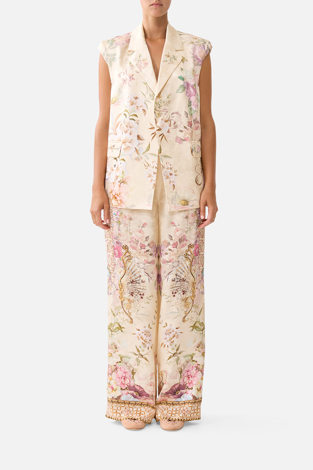 The CAMILLA SILK BAND OVERSIZED HOODIE WITH POCKETS THE POTTERY PARLOUR in our  print.