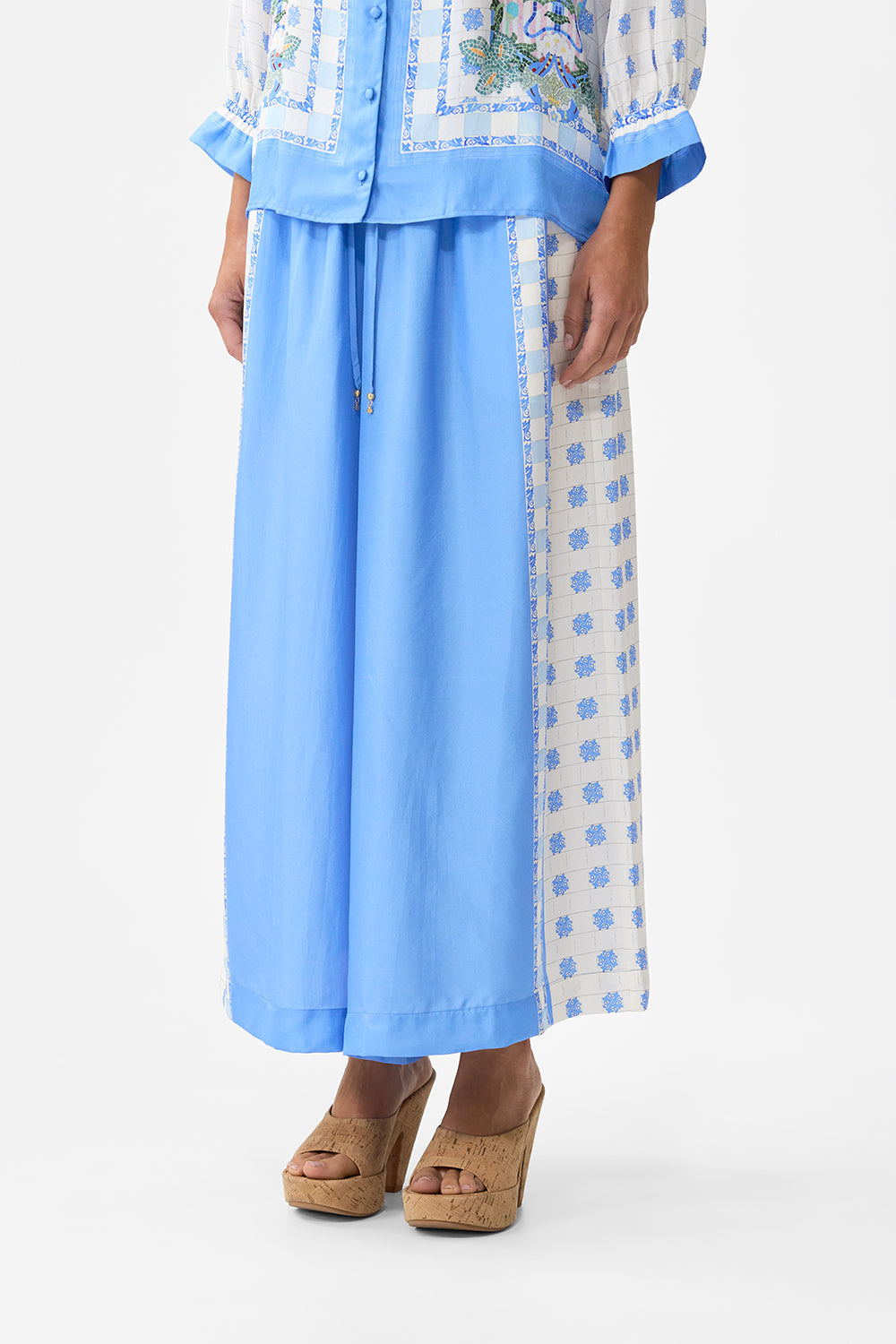 The CAMILLA TIERED SHORT DRESS WITH NECK FRILL SACROMONTE SEÑORITA in our SACROMONTE SEÑORITA print.