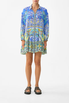 The CAMILLA RAGLAN BLOUSE WITH SLEEVE RUFFLE CERAMIC PANORAMIC in our CERAMIC PANORAMIC print.
