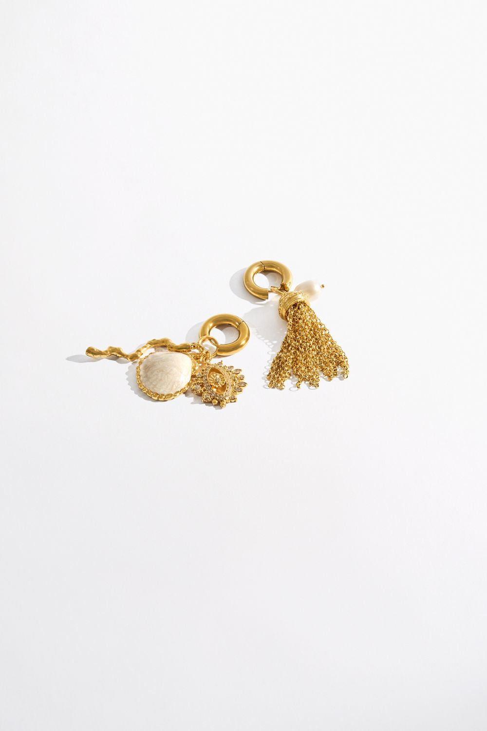 The CAMILLA ALIKA HEAD CLOTHING MAGNET GOLD in our  print.