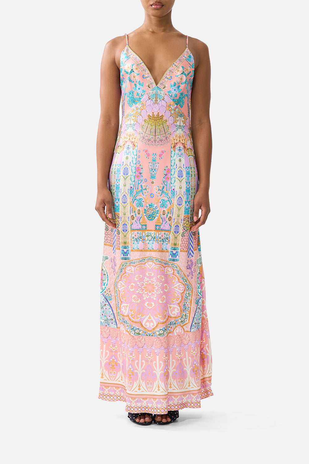 The CAMILLA TIE SLEEVE SHORT V NECK KAFTAN SISI SOCIETY in our SISI SOCIETY print.