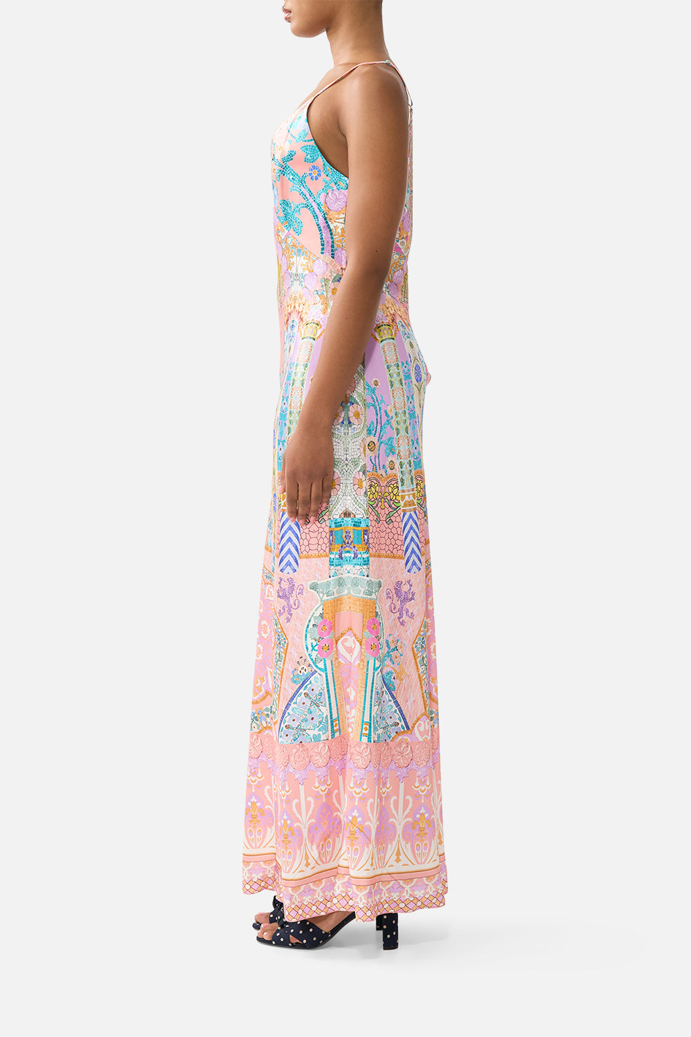 The CAMILLA TIE SLEEVE SHORT V NECK KAFTAN SISI SOCIETY in our  print.