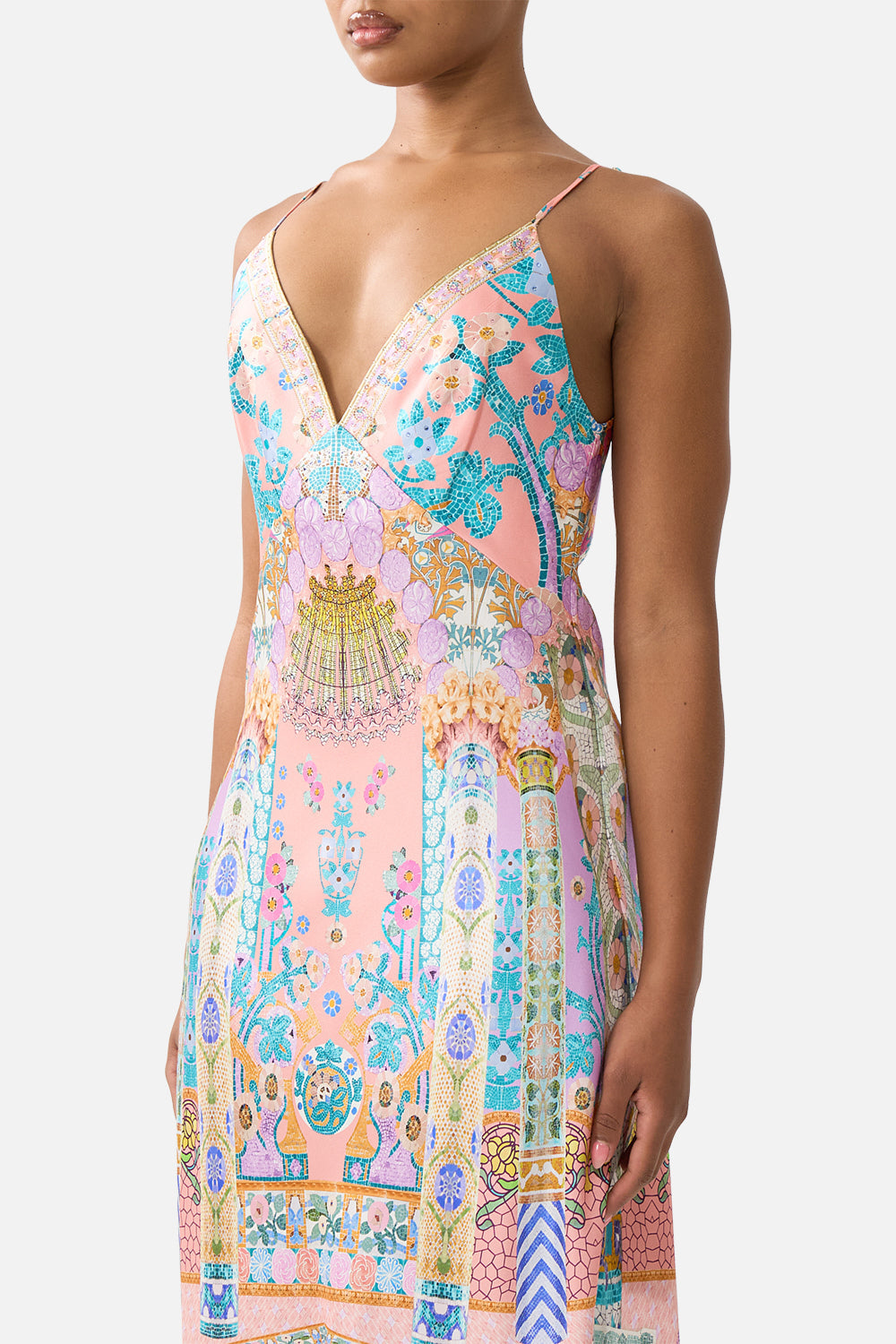The CAMILLA TIE SLEEVE SHORT V NECK KAFTAN SISI SOCIETY in our  print.