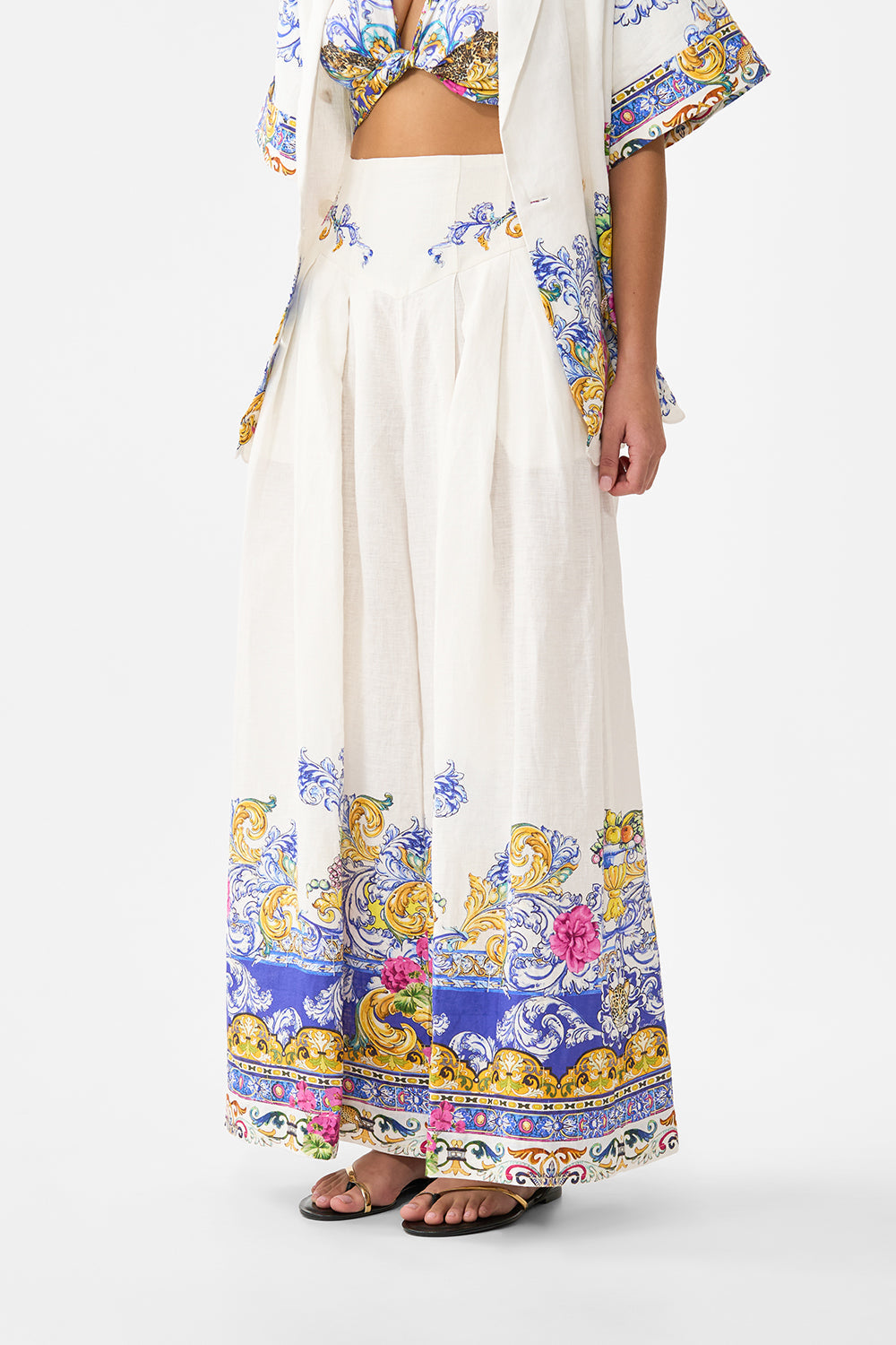 The CAMILLA ROUND NECK KAFTAN CAMEOS DANCE in our  print.