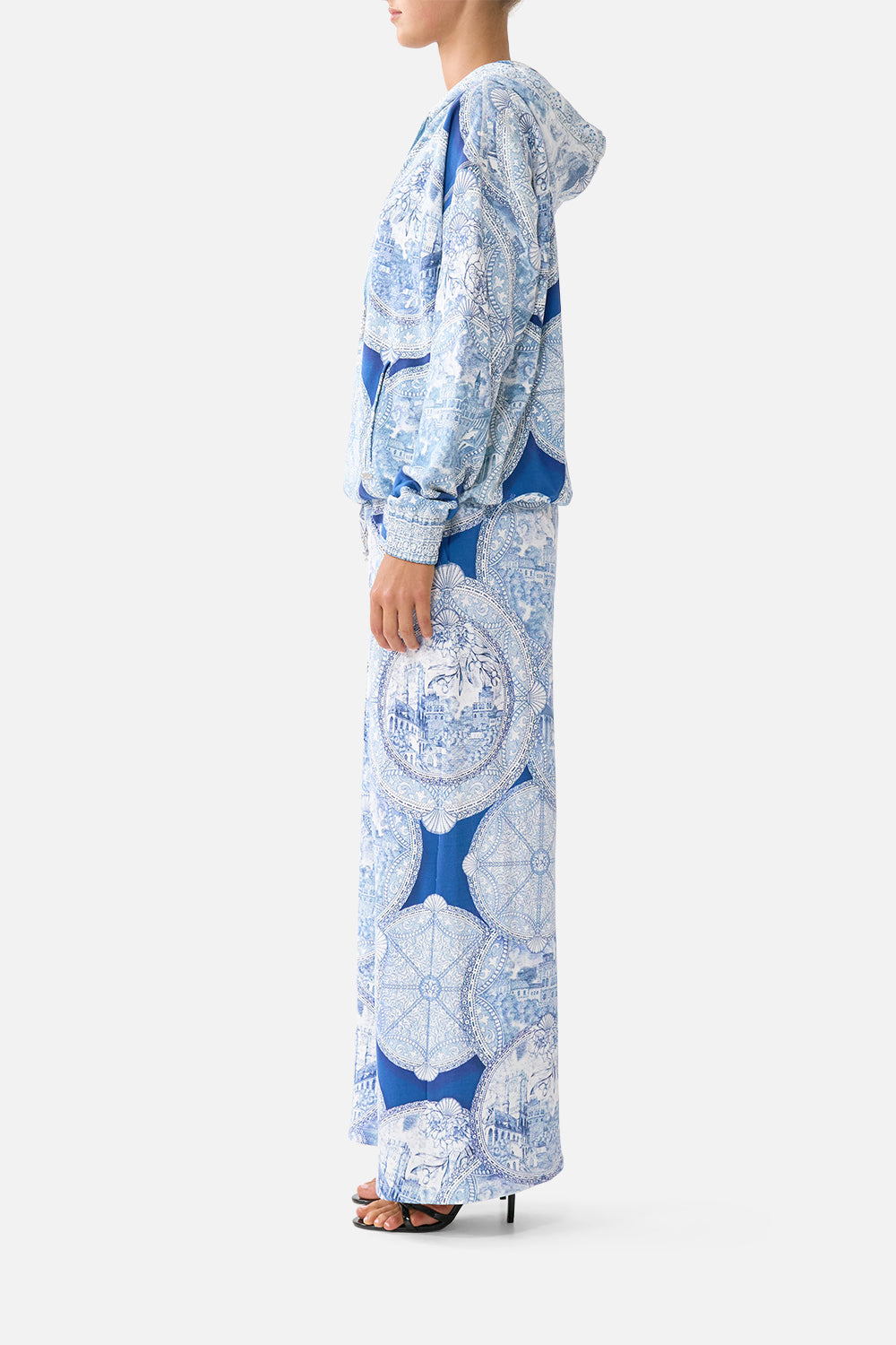 The CAMILLA SHORT LENGTH BOARDSHORT WITH ELASTIC WAIST VA VA VINTAGE in our  print.