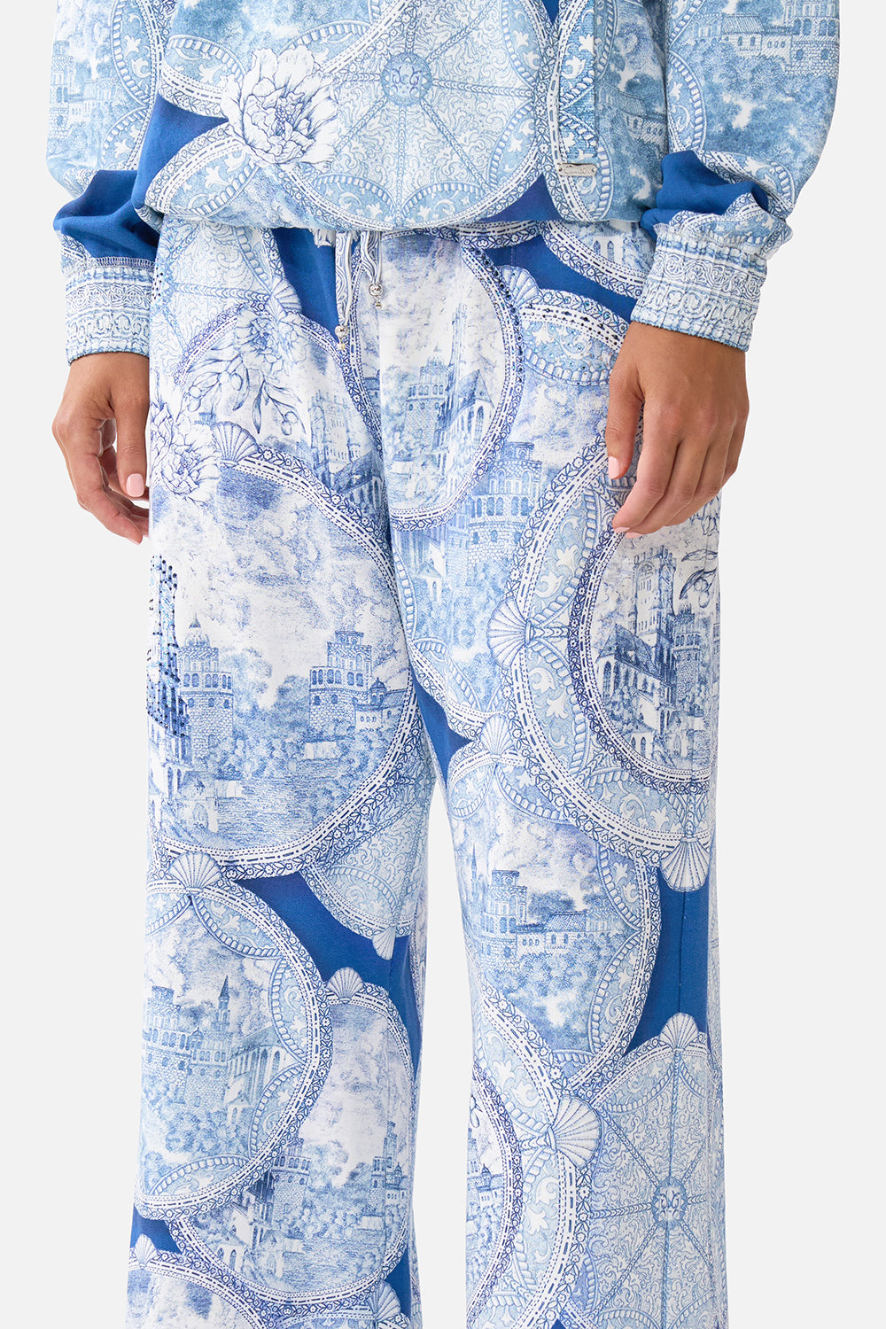 The CAMILLA SHORT LENGTH BOARDSHORT WITH ELASTIC WAIST VA VA VINTAGE in our  print.