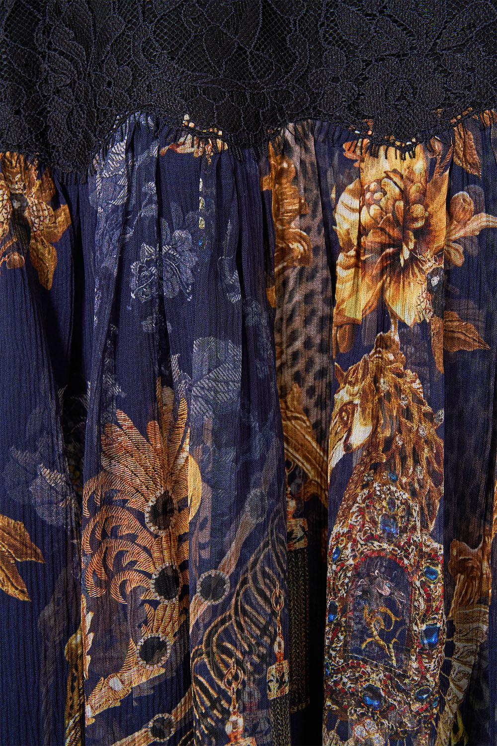 ROBE COURTE DÉCONTRACTÉE À TAILLE BASSE DÉCORÉE DE BAROQUE