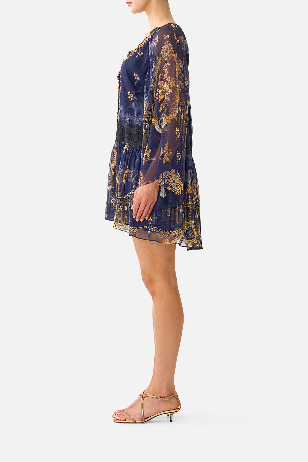 ROBE COURTE DÉCONTRACTÉE À TAILLE BASSE DÉCORÉE DE BAROQUE
