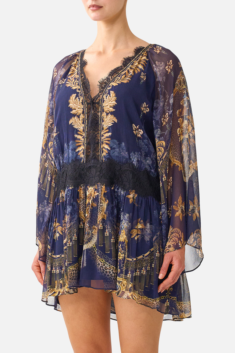 ROBE COURTE DÉCONTRACTÉE À TAILLE BASSE DÉCORÉE DE BAROQUE