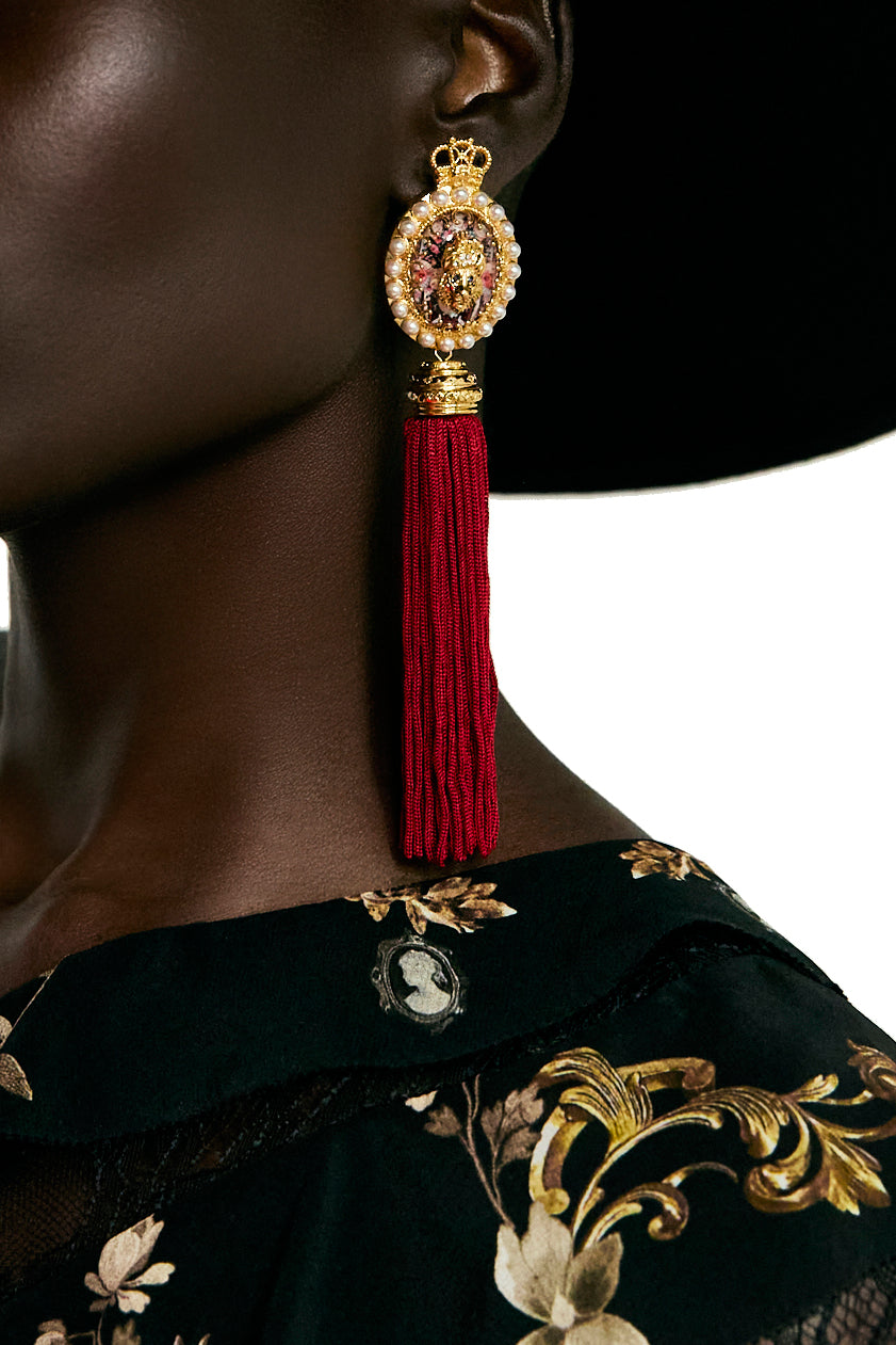 The CAMILLA SPLIT CUFF SOFT COAT WITH FEATHERS FIESTA, SIESTA, REPEAT in our  print.