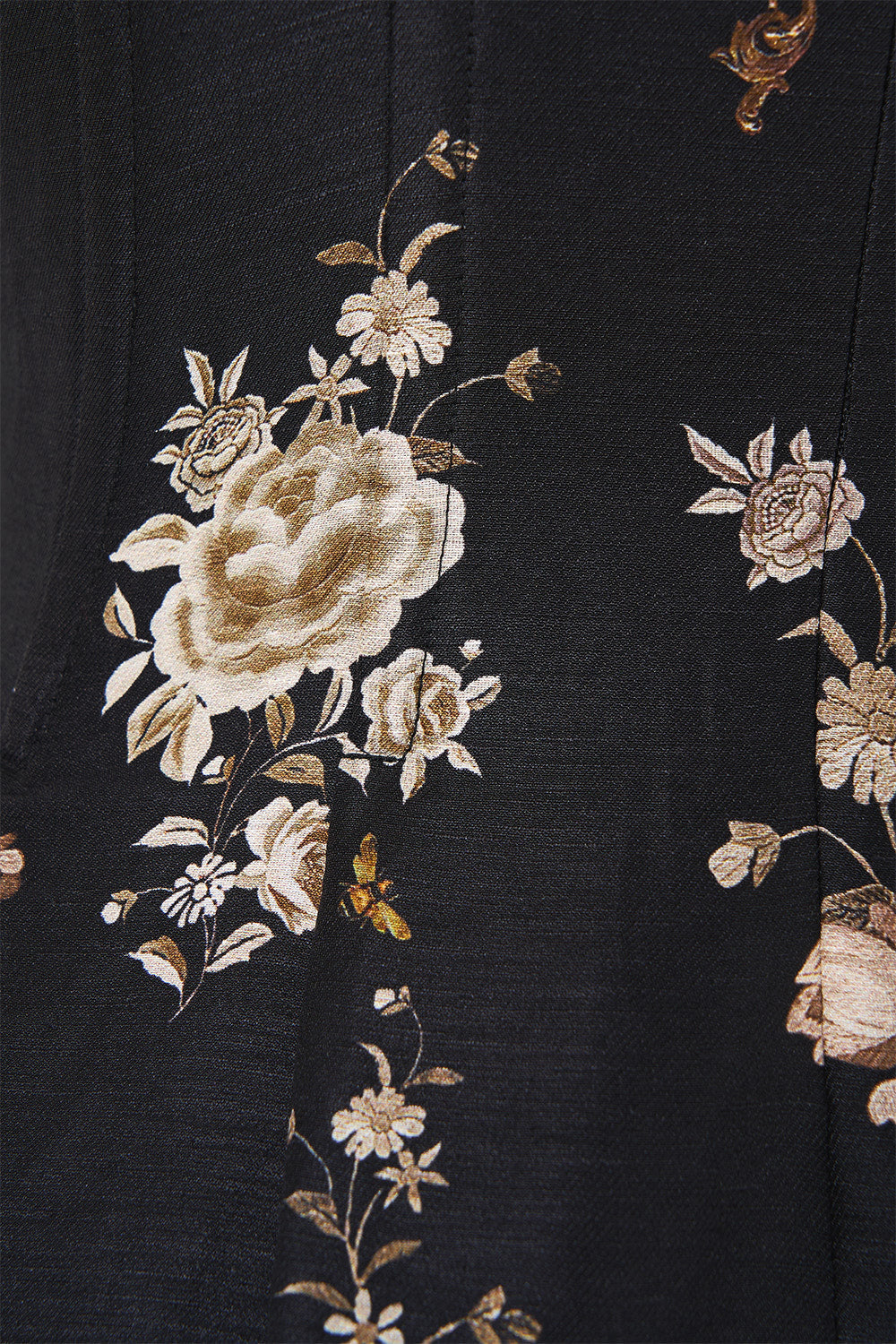 The CAMILLA SHORT V NECK KAFTAN W RING FRONT TRIM MAGIC OF THE MERCADO in our  print.