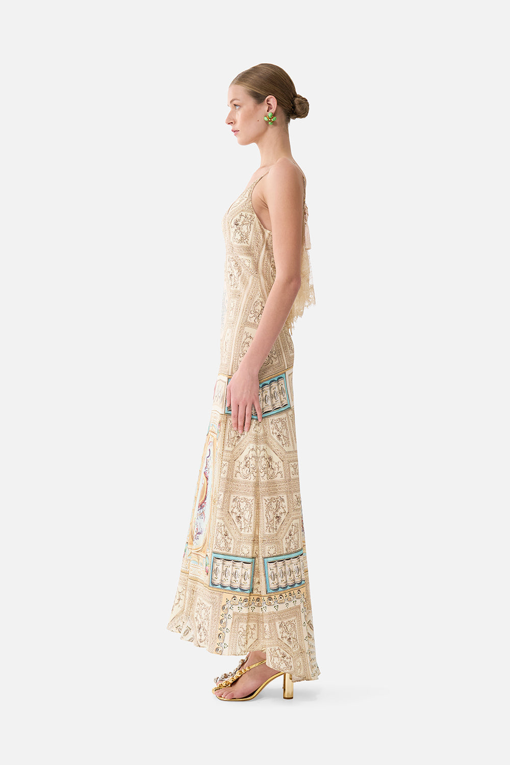 ROBE LONGUE EN BIAIS À COL V ET VOLANTS DOS AIMÉ PAR LES FEMMES CHIC