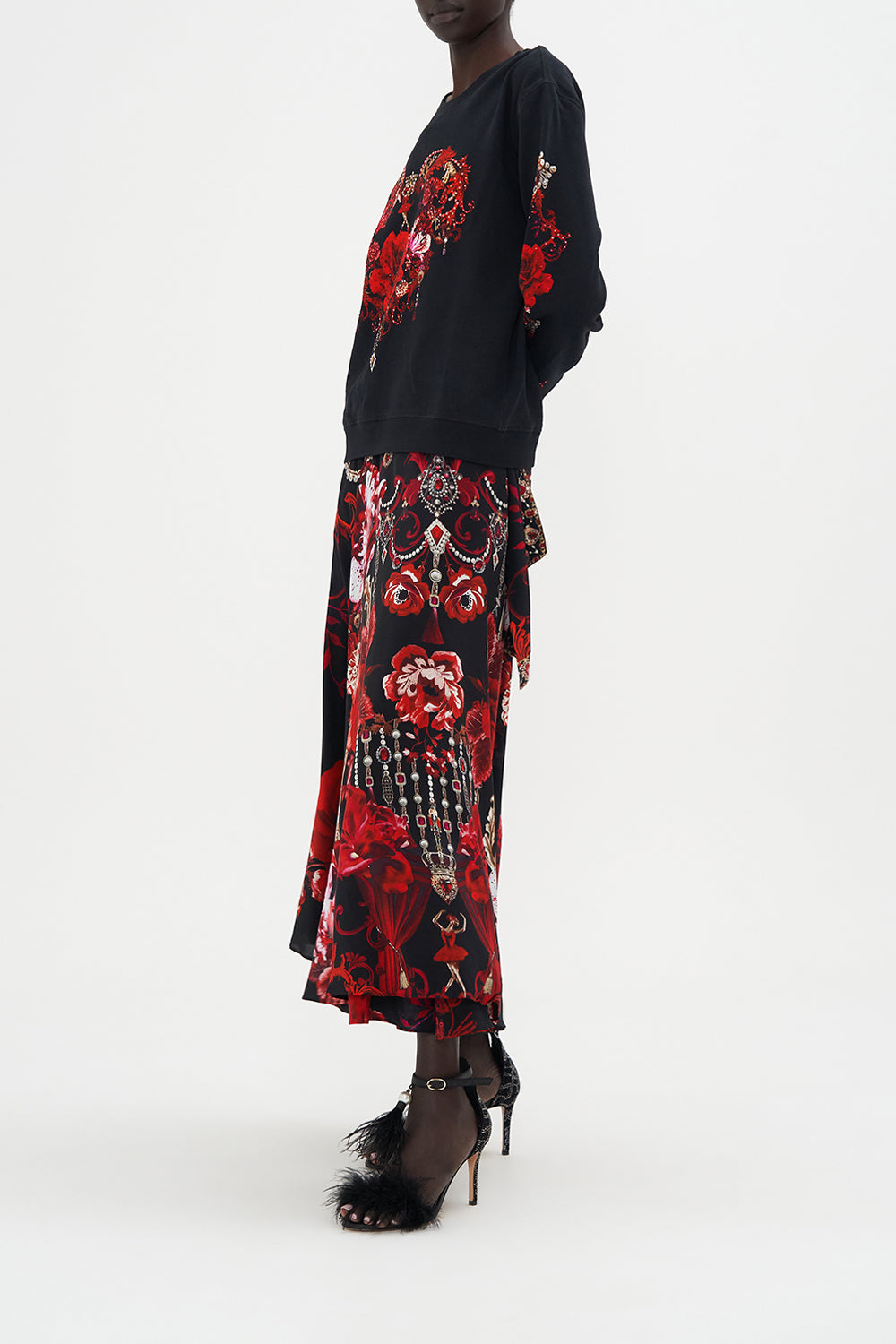 ROUND NECK SWEATER SISTERHOOD OF THE ROSE