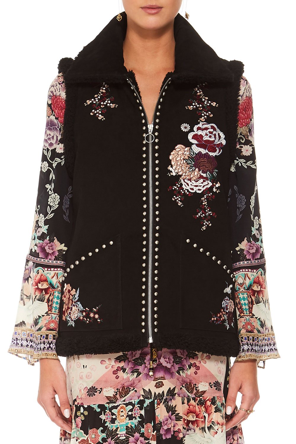 CAMILLA NIGHTS WITH HER SHEARLING WAISTCOAT W POCKETS