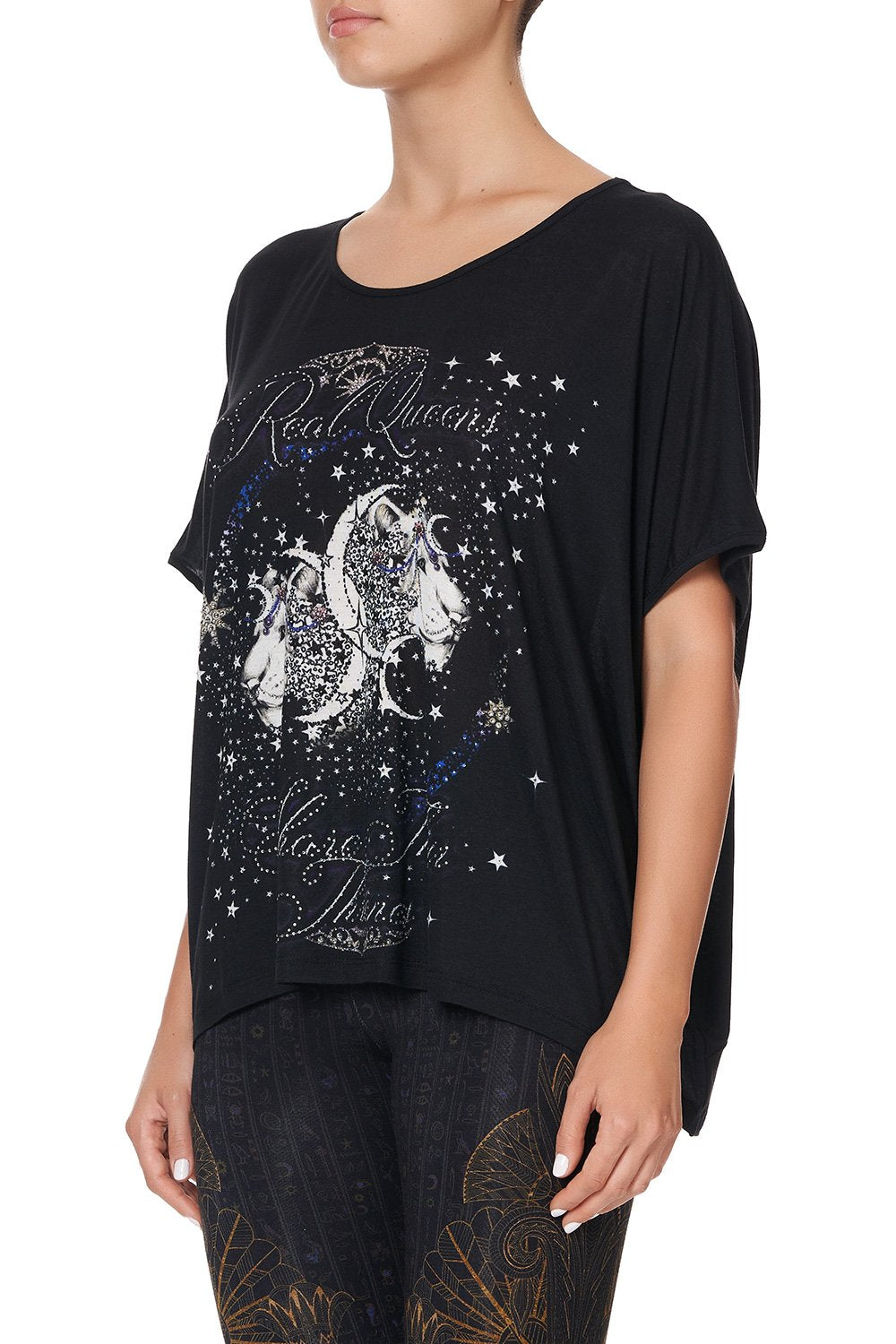 LOOSE FIT ROUND NECK TEE REAL QUEENS SHARE THEIR THRONES